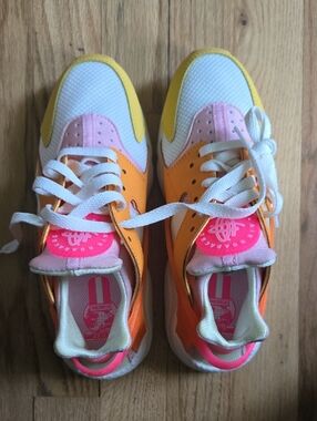Nike Womens Huarache White, Yellow, Orange & Pink Sneakers Size 7